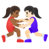 Emoji Mujeres luchando: tono de piel oscuro medio y tono de piel claro en Google