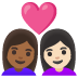 Emoji Coppia con cuore: donna, donna, carnagione abbastanza scura e carnagione chiara su Google