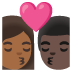 Emoji Berciuman: wanita, pria, warna kulit gelap-sedang, warna kulit gelap di Google