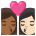 Emoji Beijo: mulher, mulher, pele morena escura e pele clara no Google
