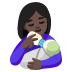 Frau, die Baby die Flasche gibt: dunkle Hautfarbe-Emoji auf Google