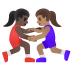 Ringende Frauen: dunkle Hautfarbe, mittlere Hautfarbe-Emoji auf Google