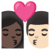 Emoji Bisou : femme, homme, peau foncée et peau claire sur Google