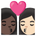 Sich küssendes Paar: Frau, Frau, dunkle Hautfarbe und helle Hautfarbe-Emoji auf Google