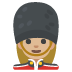 Wachsoldatin: mittelhelle Hautfarbe-Emoji auf Google