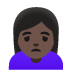Emoji Donna corrucciata: carnagione scura su Google