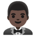 Mann im Smoking: dunkle Hautfarbe-Emoji auf Google
