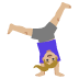 Emoji Người phụ nữ nhào lộn: màu da sáng trung bình trên Google