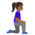 Emoji Perempuan bersimpuh: ton kulit sederhana gelap dan menghadap kanan pada Google
