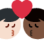 Emoji Beso: hombre, hombre, tono de piel claro, tono de piel oscuro en X / Twitter