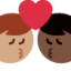 Sich küssendes Paar: Mann, Mann, mittlere Hautfarbe und dunkle Hautfarbe-Emoji auf X / Twitter