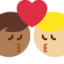 Sich küssendes Paar: Mann, Mann, mitteldunkle Hautfarbe und mittelhelle Hautfarbe-Emoji auf X / Twitter