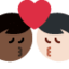 Emoji Beso: hombre, hombre, tono de piel oscuro, tono de piel claro en X / Twitter