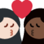Sich küssendes Paar: Frau, Frau, helle Hautfarbe und dunkle Hautfarbe-Emoji auf X / Twitter