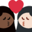 Sich küssendes Paar: Frau, Frau, dunkle Hautfarbe und helle Hautfarbe-Emoji auf X / Twitter