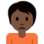 Emoji Orang berkerut dahi: ton kulit gelap pada X / Twitter