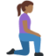 Emoji Perempuan bersimpuh: ton kulit sederhana gelap dan menghadap kanan pada X / Twitter