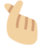 Emoji Mano con indice e pollice incrociati: carnagione abbastanza chiara su X / Twitter