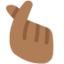 Emoji Main avec index et pouce croisés : peau mate sur X / Twitter
